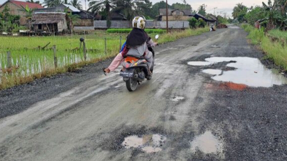 Baru Selesai Perkerasan, Jalan Padat Karya Desa Baroqah Kembali Becek