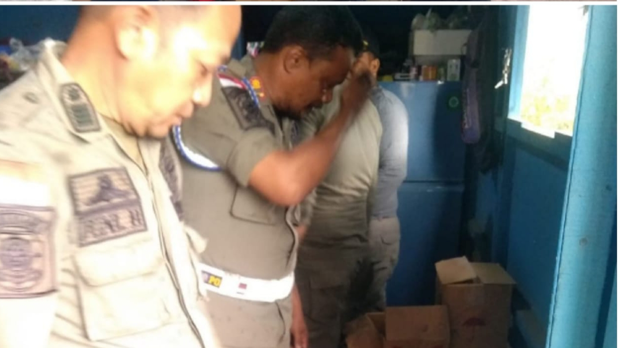 Satpol PP Tanah Bumbu Sita Ratusan Botol Miras di Warung Kopi -  lenterabanua.com