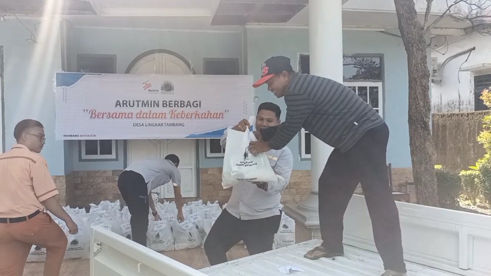 Warga Miskin 9 Desa di Tanbu Terima Parcel Lebaran