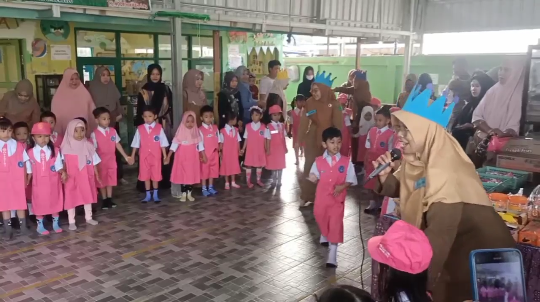Beragam Momen Bocah TK Hari Pertama Masuk Sekolah