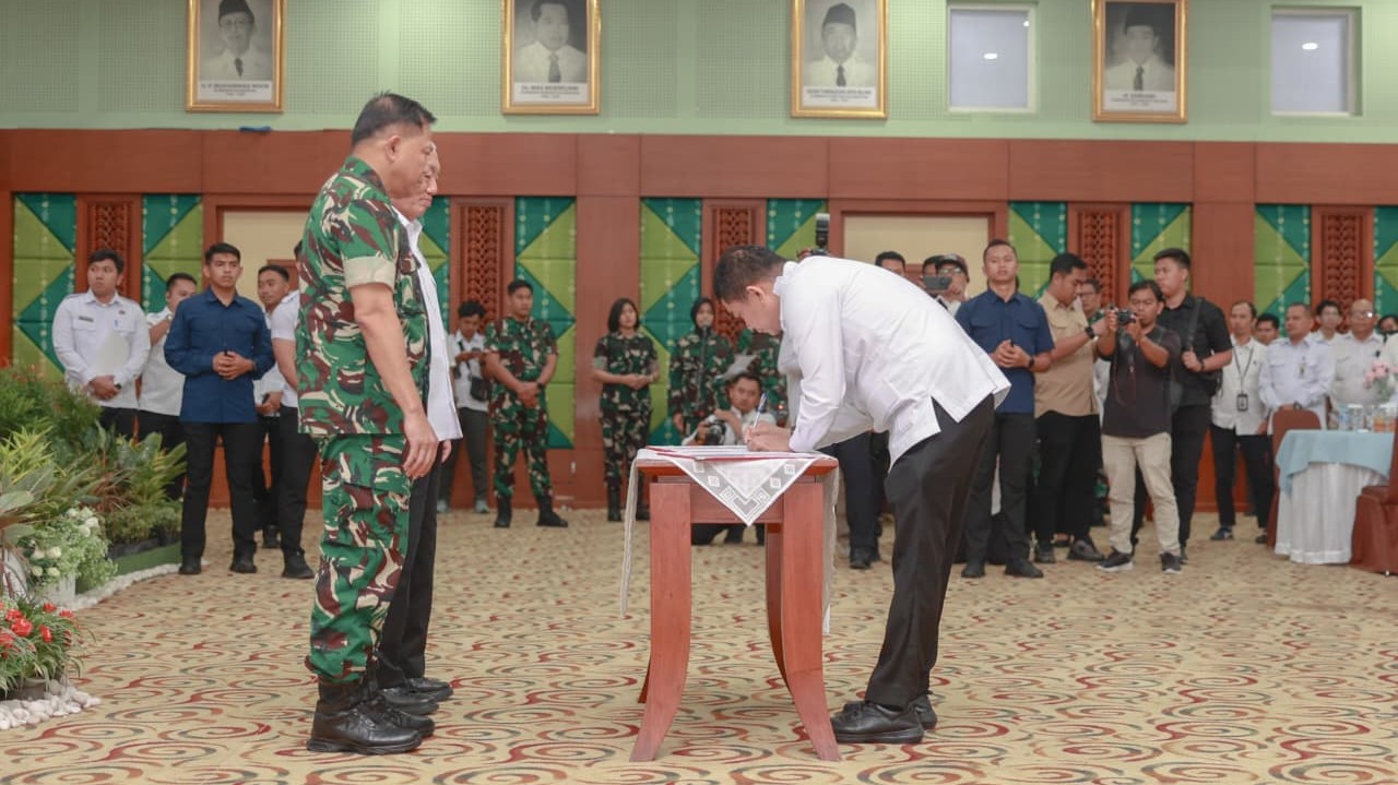 Dukung Pembangunan Makodam di Kalsel, Bupati Andi Rudi Latif Teken MoU