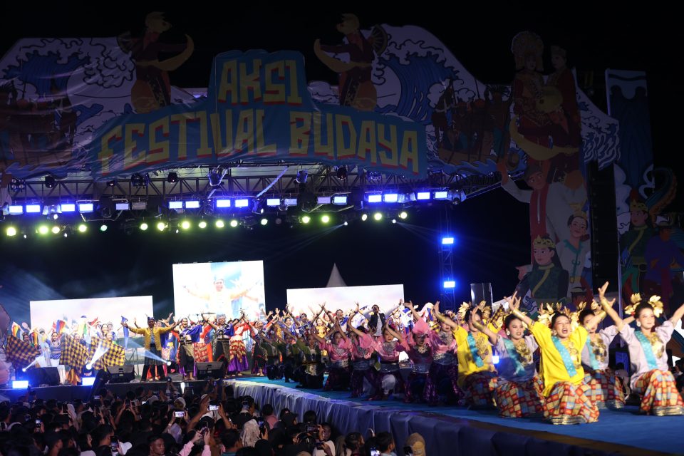 Ribuan Penonton Tumpah Ruah, Bupati Andi Rudi Latif Buka Aksi Festival Budaya 2025