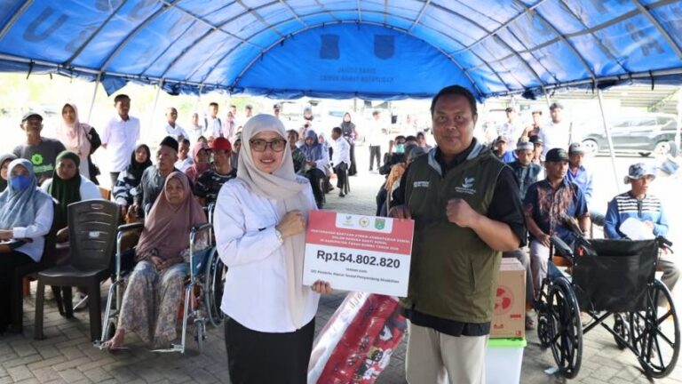 Penyaluran-Bantuan-ATENSI-senilai-Rp1548-juta-oleh-Pemkab-Tanah-Bumbu-bersama-Kemensos-kepada-100-penyandang-disabilitas-di-Batulicin.-3-1024x683