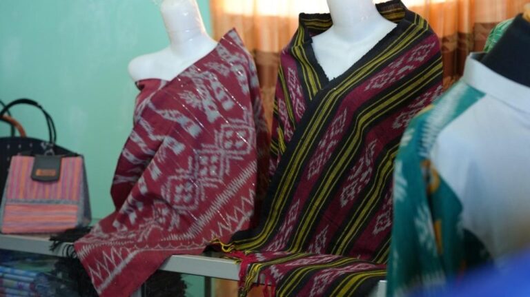 Perajin-Tenun-Pagatan-di-Tanah-Bumbu-5-1024x684
