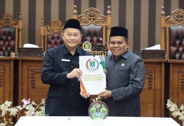 pendapat-bupati-tanah-bumbu-dua-raperda-inisiatif-dprd-1-1024x682